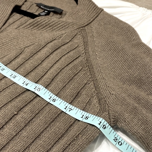 White House Black Market long sleeve ribbed tunic. Taupe color. Women’s M Petite - Picture 12 of 12